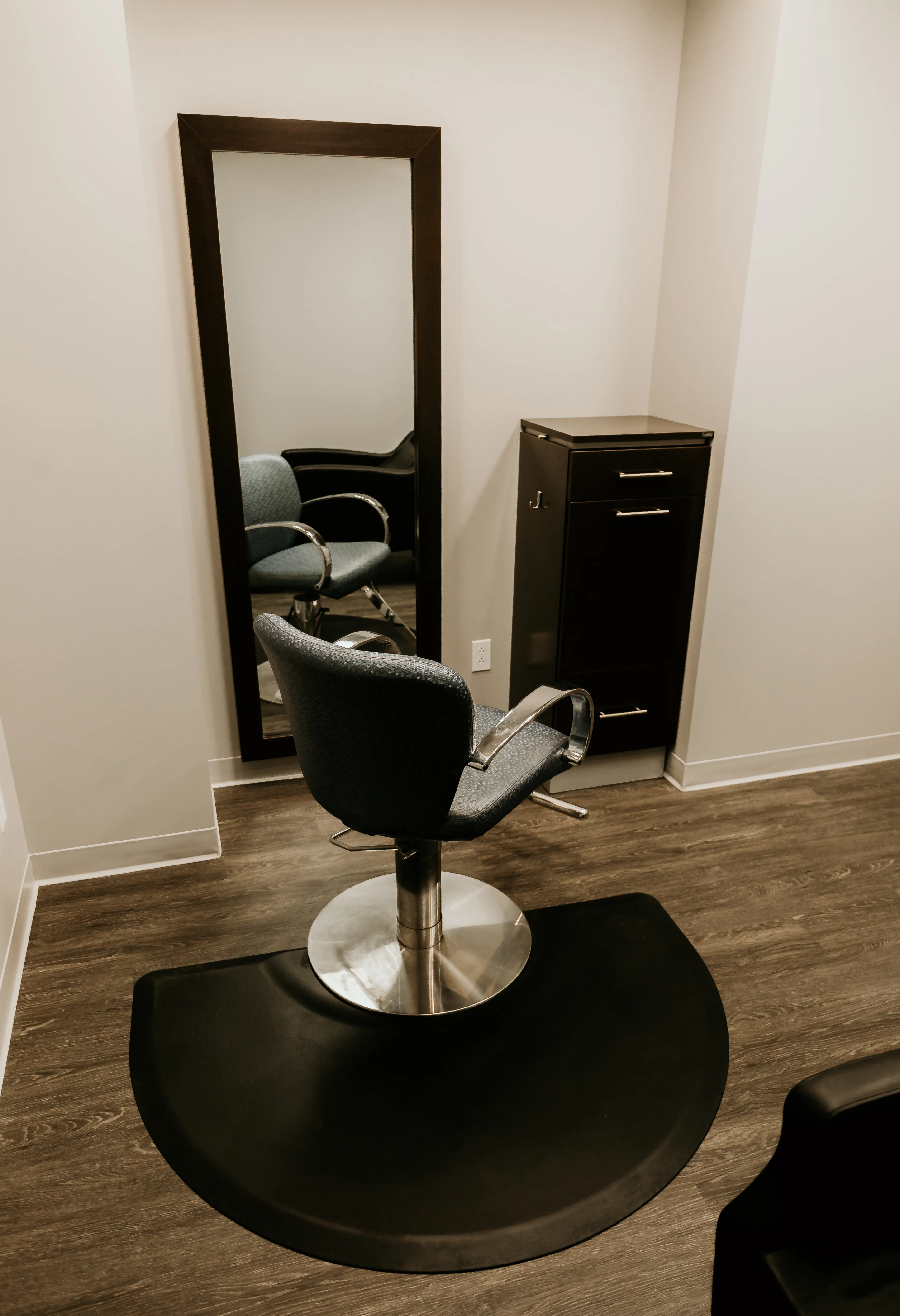 Gorgeous Salon Suites in Affluent Area